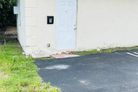 House in Pompano Beach, Florida 2 bedrooms № 1941282 - photo 1