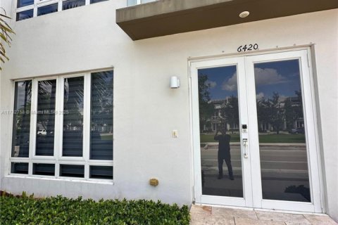 Copropriété à louer à Doral, Floride: 3 chambres, 204.38 m2 № 1632806 - photo 1