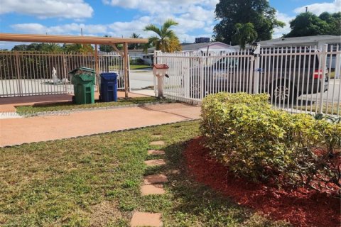 House in Miami Gardens, Florida 3 bedrooms, 106.28 sq.m. № 1811370 - photo 9