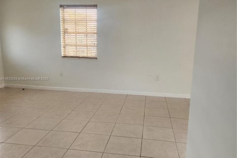 House in Miami Gardens, Florida 3 bedrooms, 106.28 sq.m. № 1811370 - photo 15