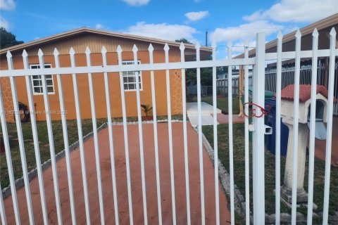 House in Miami Gardens, Florida 3 bedrooms, 106.28 sq.m. № 1811370 - photo 1