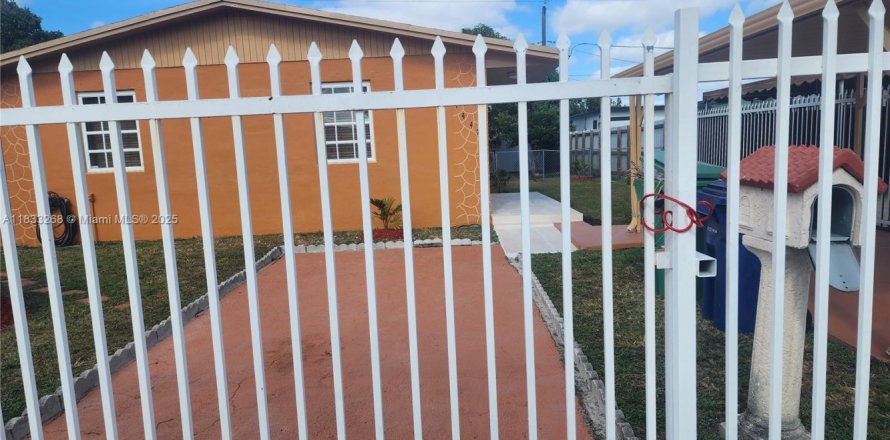 House in Miami Gardens, Florida 3 bedrooms, 106.28 sq.m. № 1811370