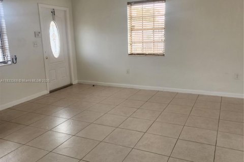 House in Miami Gardens, Florida 3 bedrooms, 106.28 sq.m. № 1811370 - photo 13