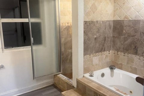 Casa en alquiler en Jacksonville, Florida, 6 dormitorios № 2024669 - foto 13