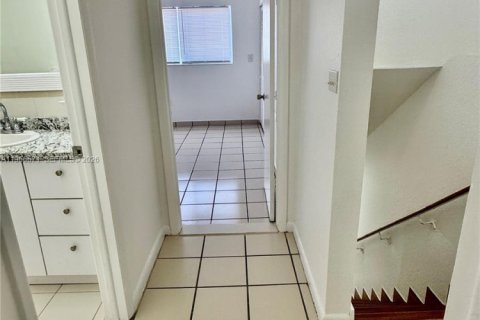 Снять в аренду таунхаус в Майами, Флорида 2 спальни, 99.87м2, № 2028883 - фото 21