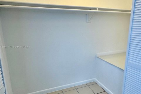 Снять в аренду таунхаус в Майами, Флорида 2 спальни, 99.87м2, № 2028883 - фото 25