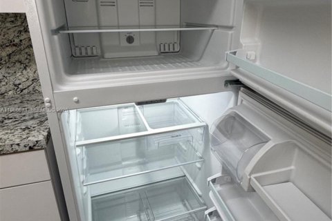 Снять в аренду таунхаус в Майами, Флорида 2 спальни, 99.87м2, № 2028883 - фото 10