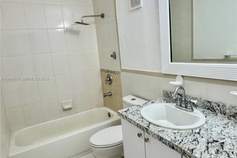 Снять в аренду таунхаус в Майами, Флорида 2 спальни, 99.87м2, № 2028883 - фото 22