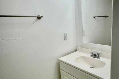 Снять в аренду таунхаус в Майами, Флорида 2 спальни, 99.87м2, № 2028883 - фото 13