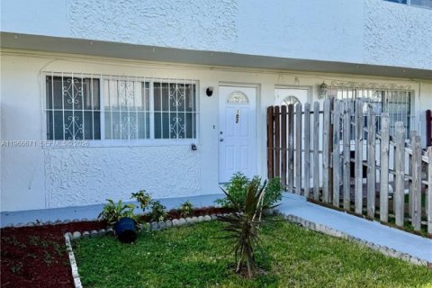 Снять в аренду таунхаус в Майами, Флорида 2 спальни, 99.87м2, № 2028883 - фото 2