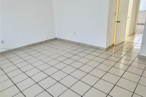 Снять в аренду таунхаус в Майами, Флорида 2 спальни, 99.87м2, № 2028883 - фото 20