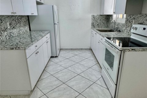 Снять в аренду таунхаус в Майами, Флорида 2 спальни, 99.87м2, № 2028883 - фото 7