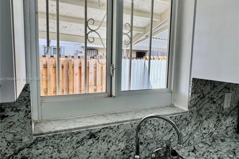 Снять в аренду таунхаус в Майами, Флорида 2 спальни, 99.87м2, № 2028883 - фото 12