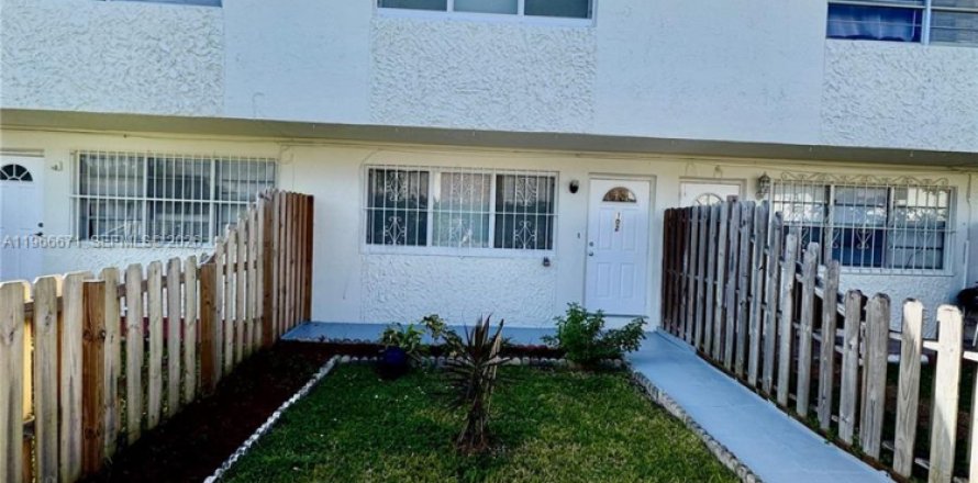 Таунхаус в Майами, Флорида 2 спальни, 99.87м2 № 2028883