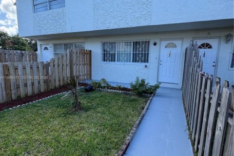 Снять в аренду таунхаус в Майами, Флорида 2 спальни, 99.87м2, № 2028883 - фото 3