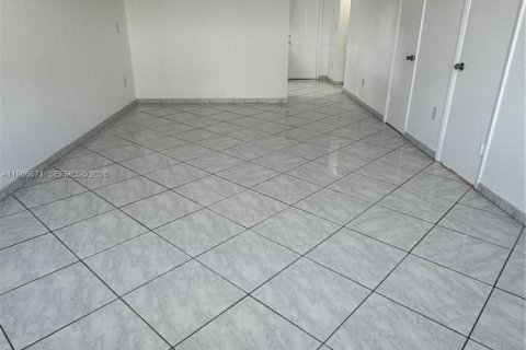 Снять в аренду таунхаус в Майами, Флорида 2 спальни, 99.87м2, № 2028883 - фото 6