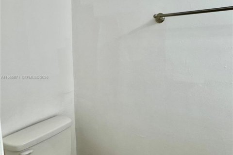 Снять в аренду таунхаус в Майами, Флорида 2 спальни, 99.87м2, № 2028883 - фото 14