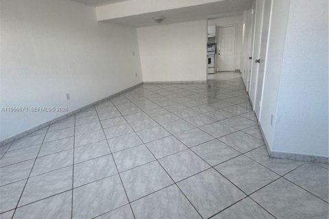 Снять в аренду таунхаус в Майами, Флорида 2 спальни, 99.87м2, № 2028883 - фото 5