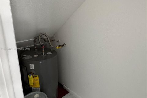 Снять в аренду таунхаус в Майами, Флорида 2 спальни, 99.87м2, № 2028883 - фото 15