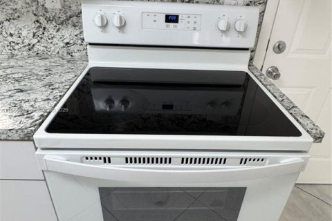 Снять в аренду таунхаус в Майами, Флорида 2 спальни, 99.87м2, № 2028883 - фото 11