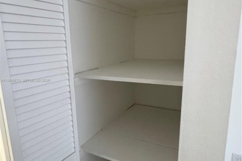 Снять в аренду таунхаус в Майами, Флорида 2 спальни, 99.87м2, № 2028883 - фото 18