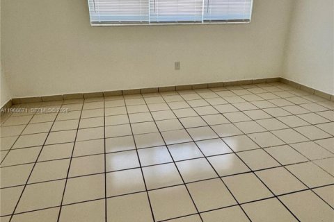 Снять в аренду таунхаус в Майами, Флорида 2 спальни, 99.87м2, № 2028883 - фото 17