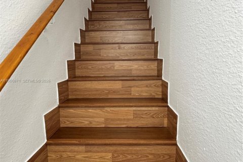 Снять в аренду таунхаус в Майами, Флорида 2 спальни, 99.87м2, № 2028883 - фото 16