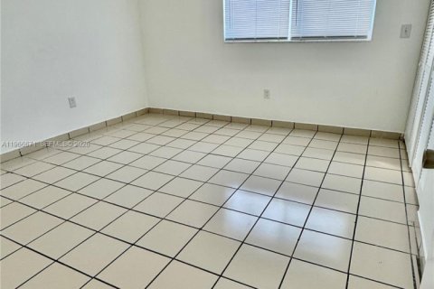 Снять в аренду таунхаус в Майами, Флорида 2 спальни, 99.87м2, № 2028883 - фото 23