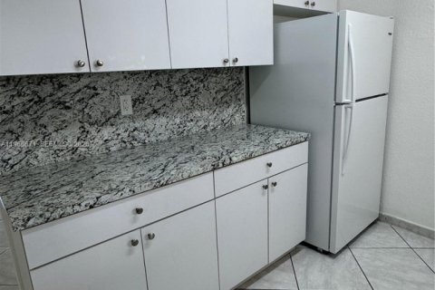 Снять в аренду таунхаус в Майами, Флорида 2 спальни, 99.87м2, № 2028883 - фото 9