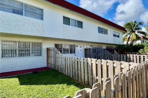 Снять в аренду таунхаус в Майами, Флорида 2 спальни, 99.87м2, № 2028883 - фото 29