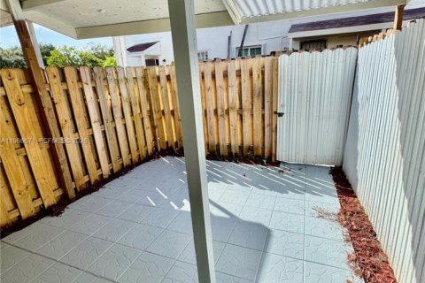 Снять в аренду таунхаус в Майами, Флорида 2 спальни, 99.87м2, № 2028883 - фото 27