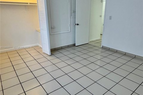 Снять в аренду таунхаус в Майами, Флорида 2 спальни, 99.87м2, № 2028883 - фото 24