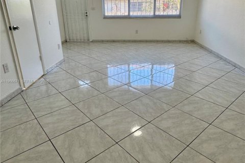 Снять в аренду таунхаус в Майами, Флорида 2 спальни, 99.87м2, № 2028883 - фото 4