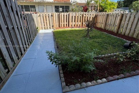 Снять в аренду таунхаус в Майами, Флорида 2 спальни, 99.87м2, № 2028883 - фото 28