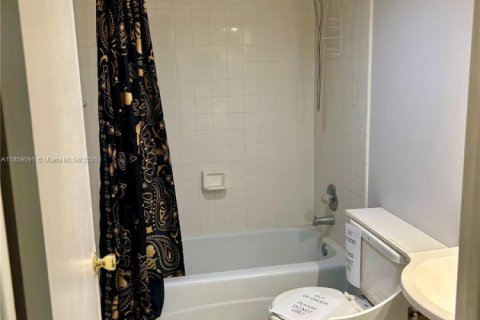 Condo in Oakland Park, Florida, 2 bedrooms  № 1887447 - photo 13