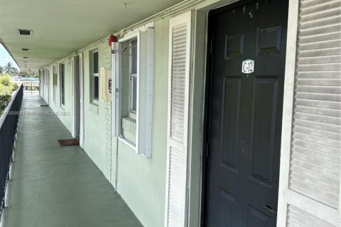 Condo in Oakland Park, Florida, 2 bedrooms  № 1887447 - photo 1