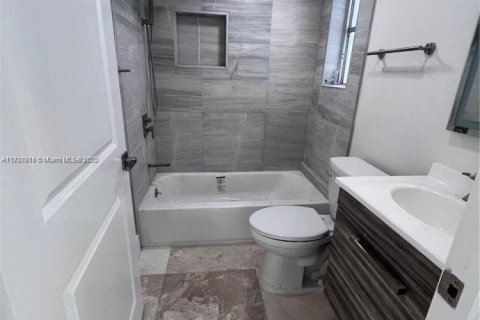 House in Hollywood, Florida 3 bedrooms, 118.64 sq.m. № 1986461 - photo 15