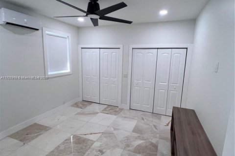 House in Hollywood, Florida 3 bedrooms, 118.64 sq.m. № 1986461 - photo 12