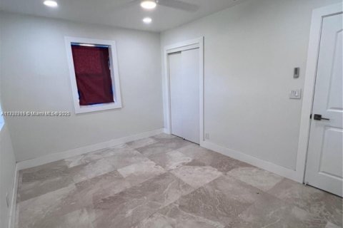 House in Hollywood, Florida 3 bedrooms, 118.64 sq.m. № 1986461 - photo 8