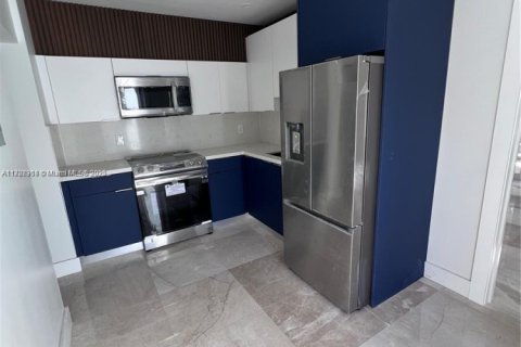 House in Hollywood, Florida 3 bedrooms, 118.64 sq.m. № 1986461 - photo 11