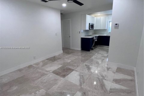 House in Hollywood, Florida 3 bedrooms, 118.64 sq.m. № 1986461 - photo 5