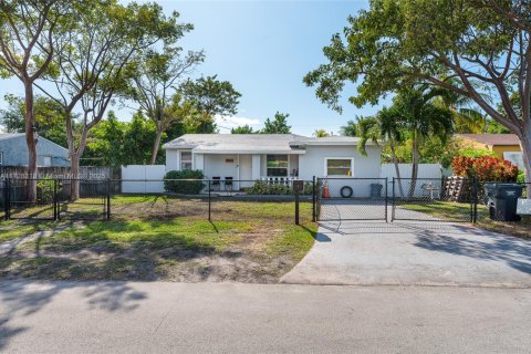 House in Hollywood, Florida 3 bedrooms, 118.64 sq.m. № 1986461 - photo 1