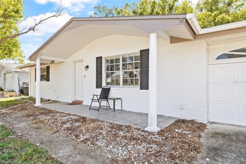 House in Port Richey, Florida 2 bedrooms, 96.99 sq.m. № 1430551 - photo 2