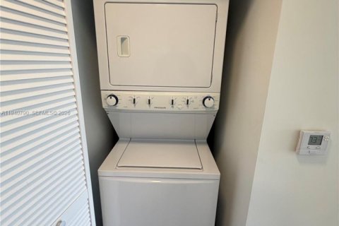 Condominio en alquiler en Miami, Florida, 1 dormitorio, 74.32 m2 № 1997998 - foto 6