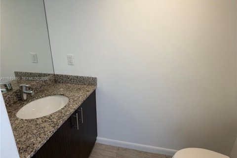 Condominio en alquiler en Miami, Florida, 1 dormitorio, 74.32 m2 № 1997998 - foto 7