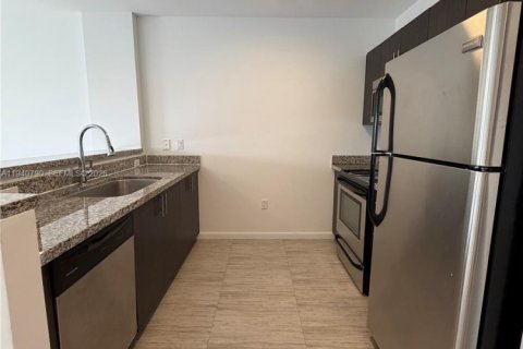 Condominio en alquiler en Miami, Florida, 1 dormitorio, 74.32 m2 № 1997998 - foto 3