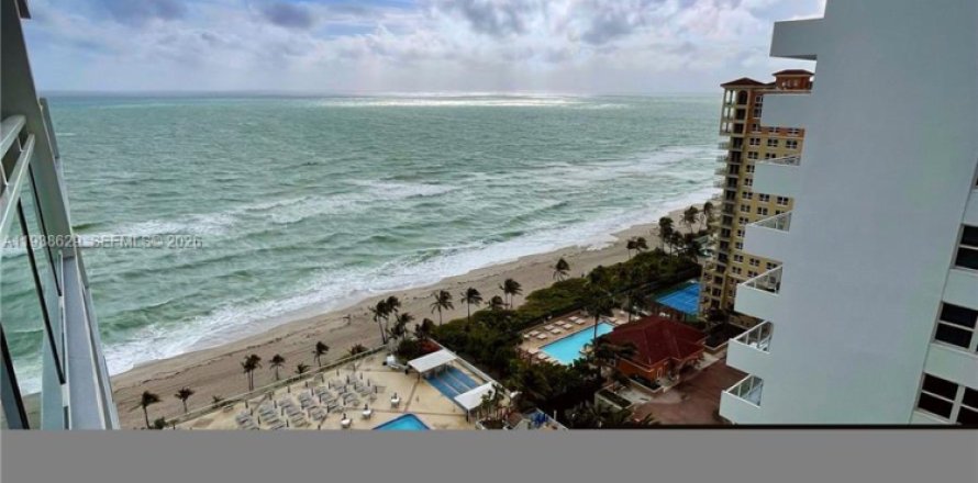 Кондоминиум с 2 спальнями в Халландейл-Бич, Флорида № 1996048