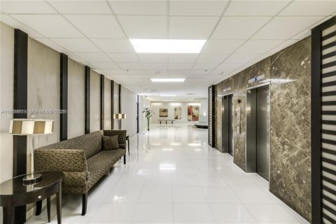 Condo in Miami Beach, Florida, 1 bedroom  № 2013337 - photo 26