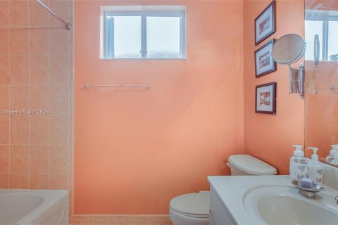 House in Miami, Florida 3 bedrooms, 209.4 sq.m. № 1776340 - photo 16