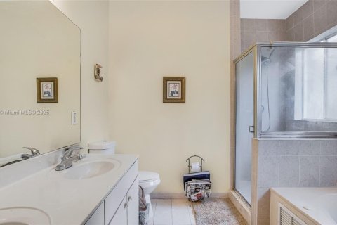 House in Miami, Florida 3 bedrooms, 209.4 sq.m. № 1776340 - photo 14